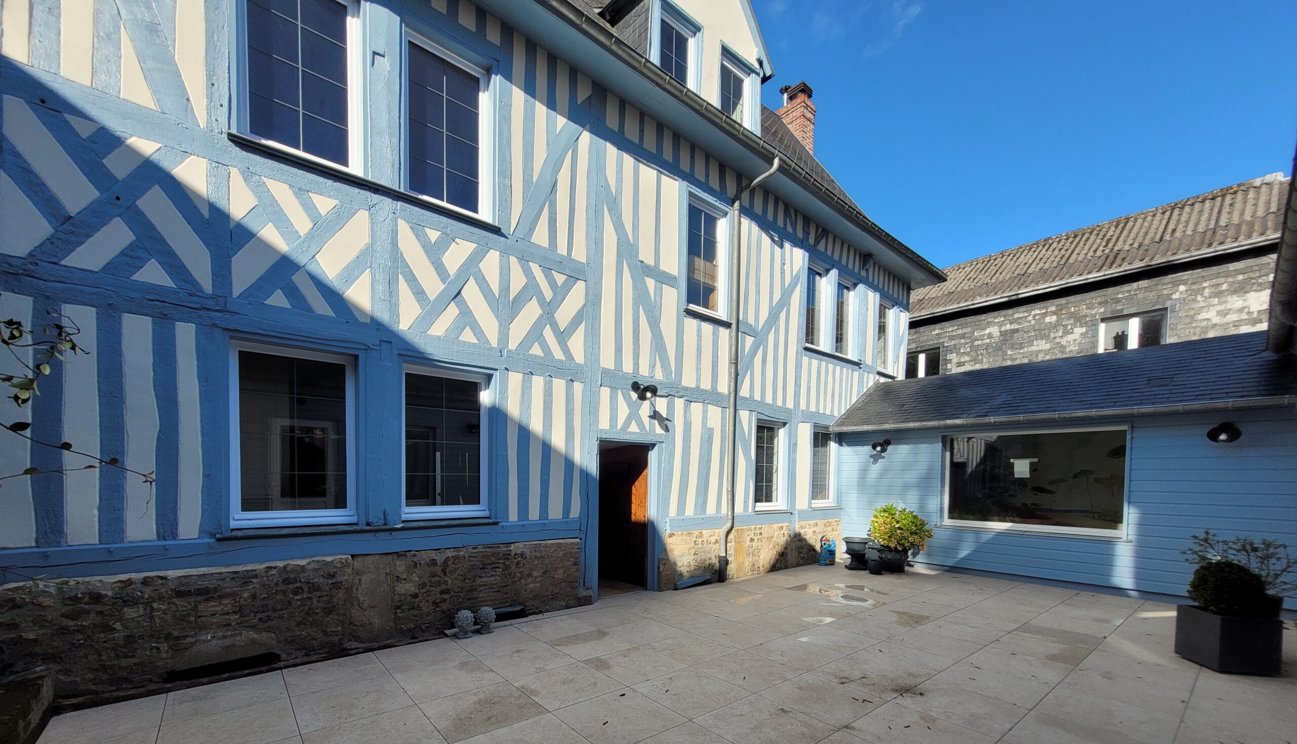 MAISON ok Sélection de mobiliers et d’éléments de décoration, choix des textiles, tapis, mobiliers, Claire Steiner architecte et décoratrice d'intérieur